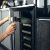 Hệ thống sấy cánh kính giúp cho tủ không bị bám sương